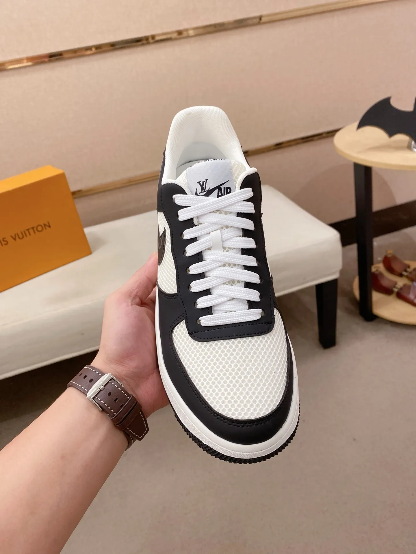 Men's shoes💰 440💰Louis Vuitton (Louis Vuitton/LV) top 🔍🔍 new models are on sale at the same time, the upper 🇮🇹 imported Italian first-layer cowhide, fully imported mesh breathable lining 💪💪, completely 1⃣️compared 1⃣️Reproduction🇮🇹💪💪, ⚠Sole: The original sole is specially provided by the original factory, the exclusive movable molded sole is super comfortable, ⚠Original factory follow-up goods, 🔍🔍high quality, you can enter and leave the counter at will, welcome to compare⚠. Code number: 38-44. Can be customized for 45 non-refundable!